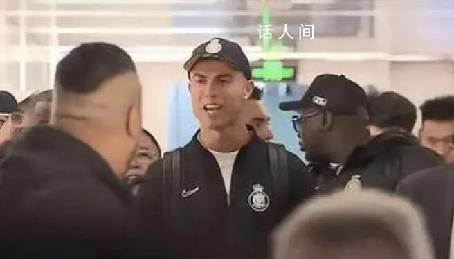 前國(guó)腳開(kāi)付費(fèi)直播偷拍C羅 杜文輝幾分鐘就賺了幾萬(wàn)塊