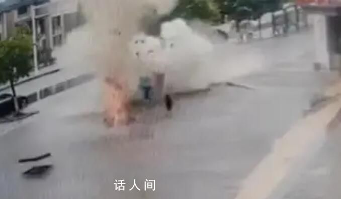 男孩朝井蓋扔鞭炮被瞬間炸飛 目擊者稱男孩已送醫