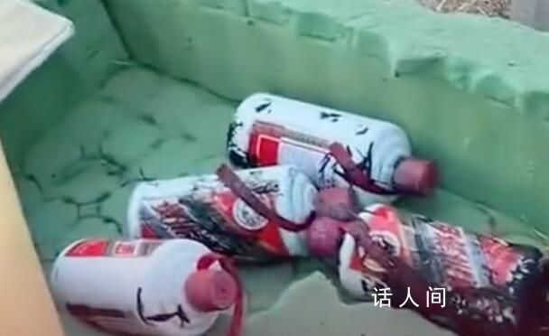 山東一臭水溝驚現8箱飛天茅臺 打撈現場引群眾圍觀