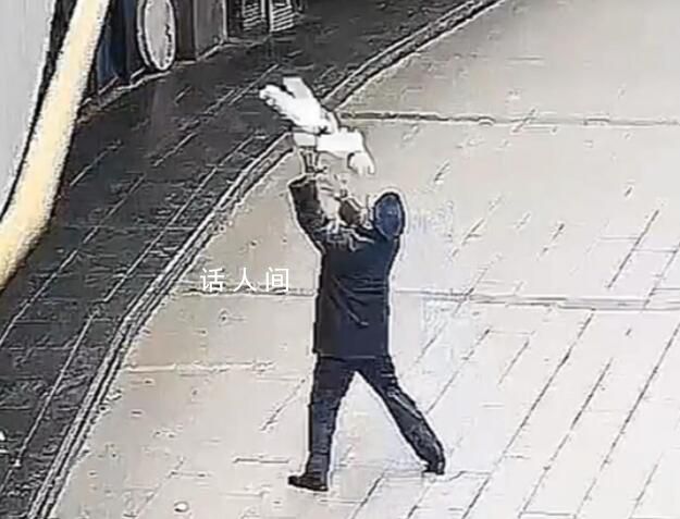 保安徒手接住墜樓嬰兒?系模擬擺拍