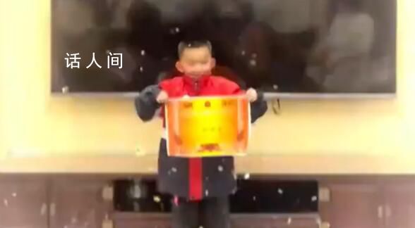 男孩期末得了獎狀 家人拉橫幅慶祝