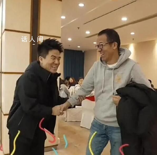 董宇輝年會上抱著俞敏洪痛哭 相信與輝同行的發展會越來越好