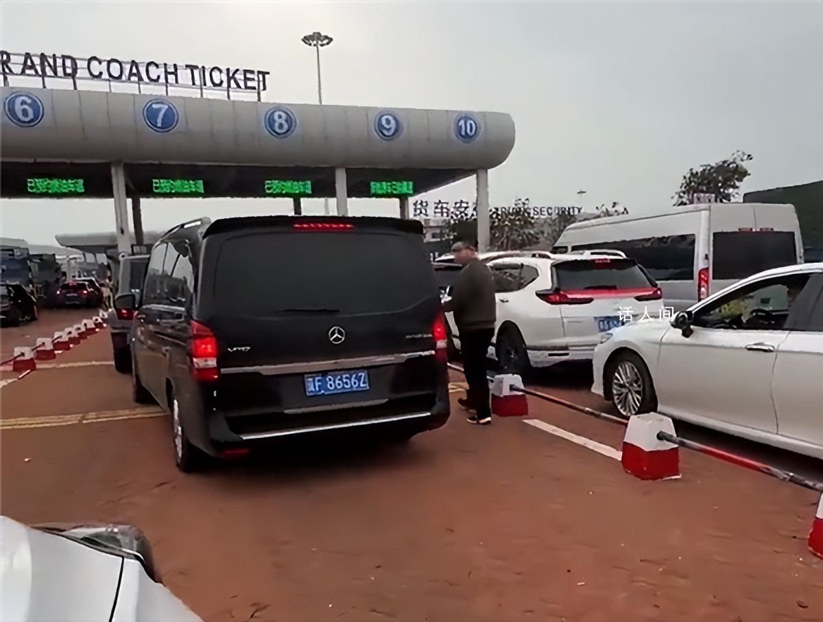 交警回應商務車加塞不成攔車辱罵 已和相關單位聯系正在調查