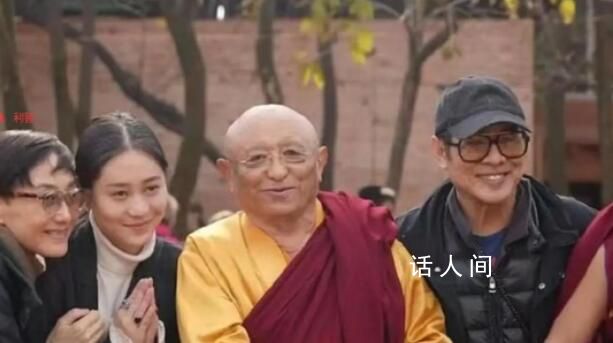 李連杰與妻女現身寺廟 與寺中的住持虔誠祈福