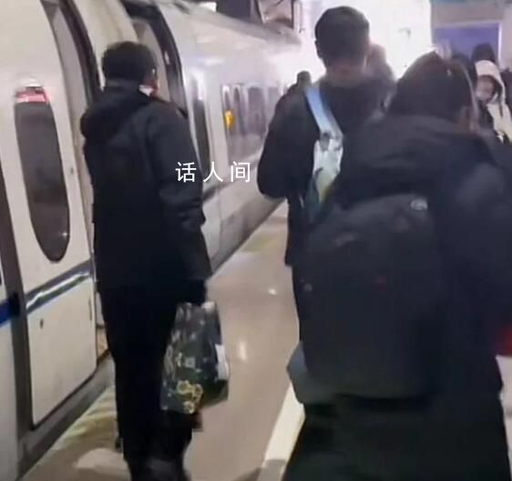 網曝G1265次列車100多人有票無座 在高鐵上站了約6個小時