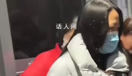 胖東來在門口給顧客身上掃雪 工作人員全程面帶微笑