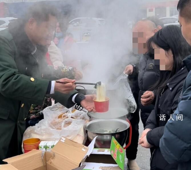 文旅局長帶著鍋和煤氣罐趕到高速口 為200多名滯留旅客煮面條