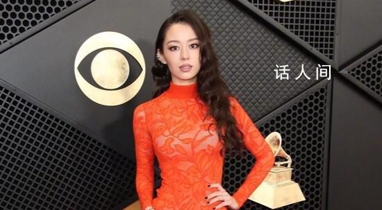 郎朗妻子吉娜亮相格萊美紅毯 蕾絲裹身裙搭配大波浪發型美麗驚艷