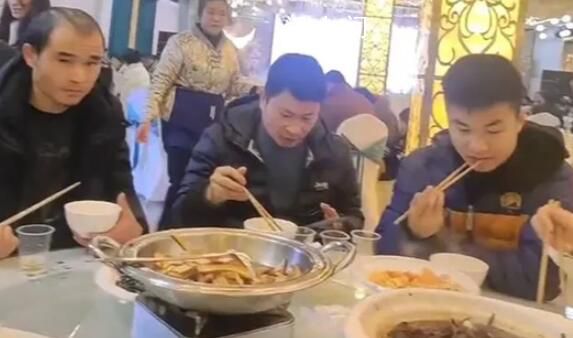 滯留旅客在湖南10人一桌免費(fèi)吃席 一中午供應(yīng)69桌