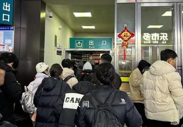 記者親歷風雪回家路 路途中見到了許多南方暴雪中的返鄉人