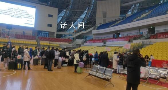 岳陽400名滯留旅客已被護(hù)送返鄉(xiāng) 已全部安全登上返鄉(xiāng)大巴