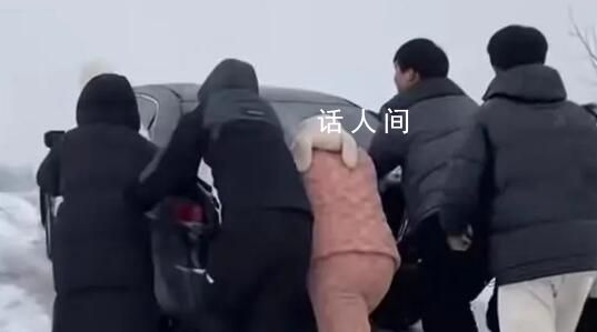 8位年輕人去滑雪變身“推車俠” 推了一下午記不清推了多少車