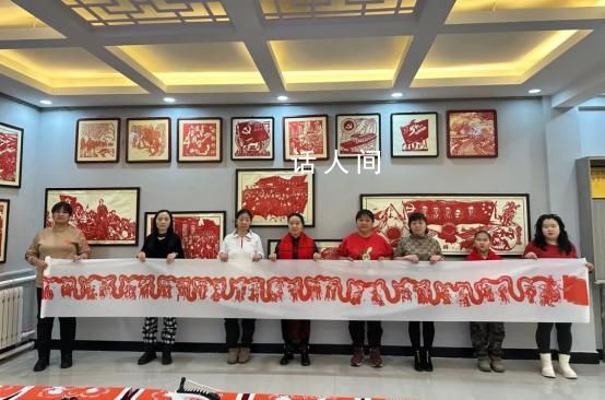 一張紅紙剪出一條龍 巧手剪紙迎新春剪出龍年新氣象