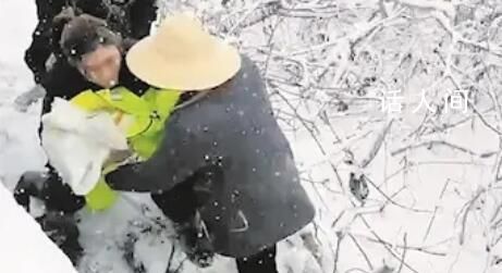 4個月龍鳳胎被困高速 眾人接力轉移