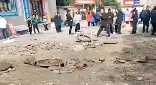 小孩放鞭炮炸飛多個井蓋 地面也遭到了破壞