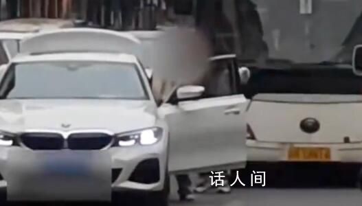 女子將車停路中間購物致整條街堵塞 后方司機勸阻無果反被懟