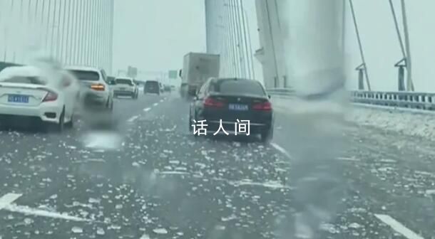 武漢過江大橋冰柱墜落多車被砸 從高處墜落下來的威力驚人