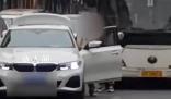 寶馬女車(chē)主違停買(mǎi)東西致整條街堵塞 后方司機(jī)勸阻無(wú)果反被懟