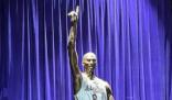 科比雕像單手指天 科比雕像的姿勢是他還在世時自己選的