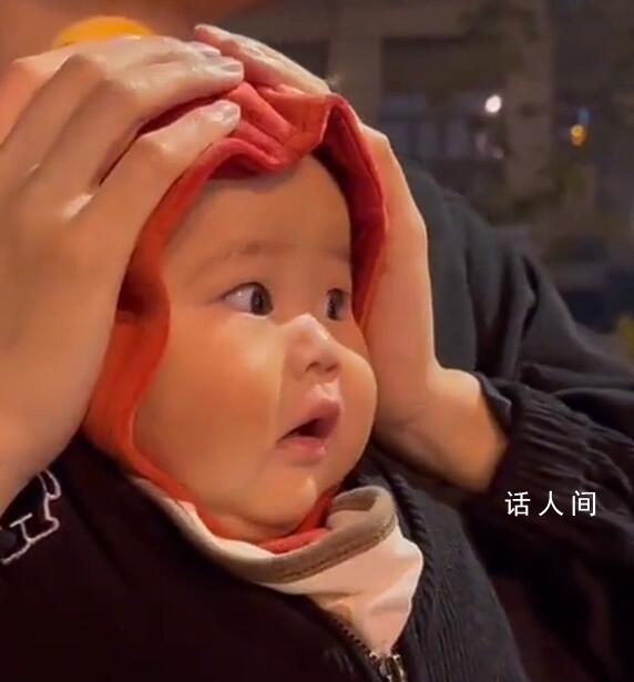 當人類幼崽第一次看煙花 當場被嚇成了表情包