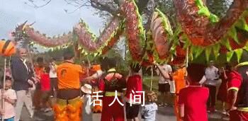 艾克森帶兒子春節舞龍 完全融入中國