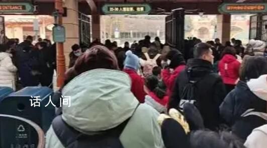 上海迪士尼人山人海 游客排隊4小時