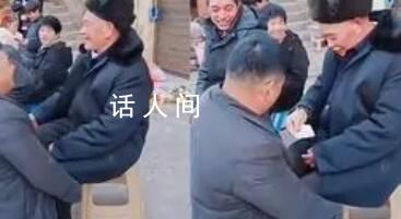 54歲兒子給父親拜年抱腿撒嬌要紅包 男子稱這既是盡孝也是給后代做個榜樣