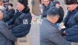 54歲兒子給父親拜年抱腿撒嬌要紅包 男子稱這既是盡孝也是給后代做個(gè)榜樣