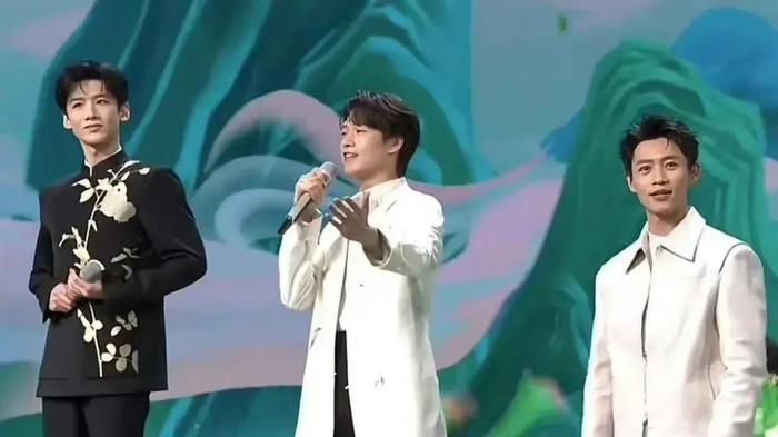 鄧超后繼有人 侯雯元第一次上春晚開心到原地起飛