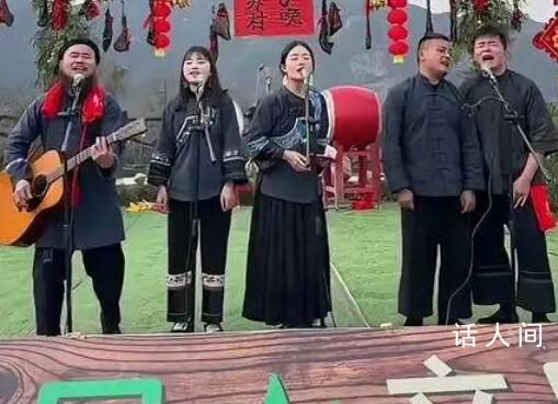 年輕人回村自辦晚會熱鬧堪比春晚 看到原生態(tài)的表演年味就來了