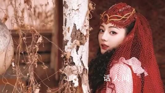 迪麗熱巴春晚跳舞摔跤了 面帶微笑堅持完成了表演