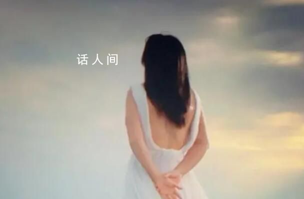 賈玲穿上了白色露背連衣裙 畫面太夢(mèng)幻了