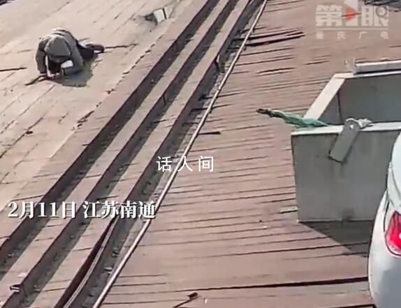 釣友忘拉手剎汽車滑下臺階墜入魚塘 后續(xù)請了吊車才將車救回