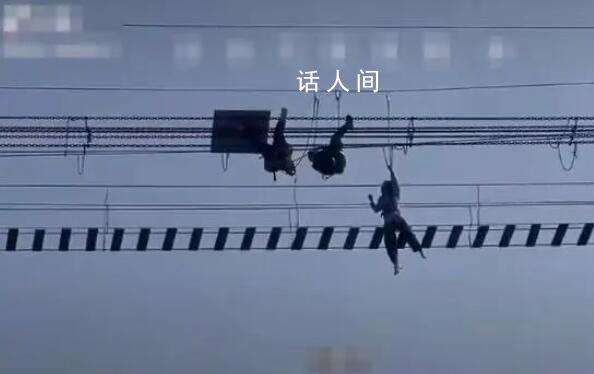洛陽一景區鋼索橋側翻游客倒掛空中 實在是太嚇人了