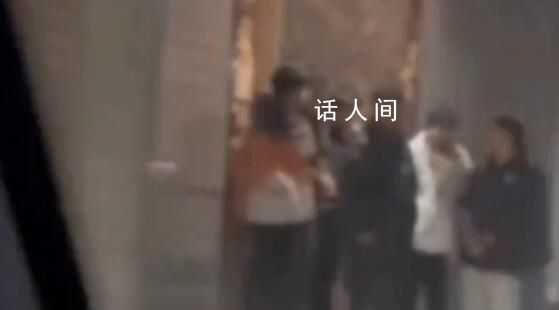 女子回老家過(guò)年 弟弟團(tuán)列隊(duì)迎接