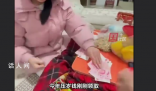 男子壓歲錢剛拿到手全輸給了妹妹 男子表示我的心情很復雜