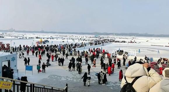 楊玏王玉雯同游英國(guó) 穿著十分低調(diào)但看起來相當(dāng)甜蜜