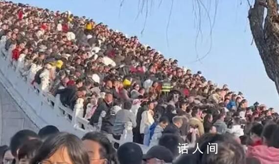 河南開封清明上河園人山人海 網(wǎng)友：當(dāng)年張擇端或許畫的是畫少了