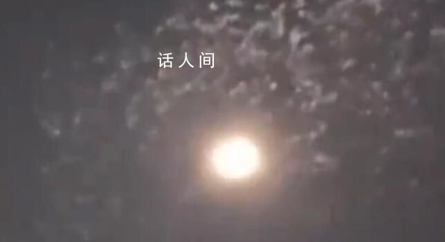 網友拍到不明發光物 形若“游龍” 約有500米長