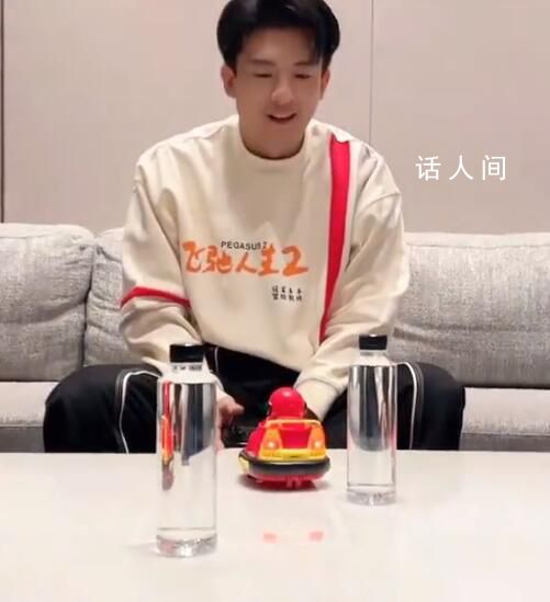 這次劉顯德沒坐副駕 甚至沒坐車里