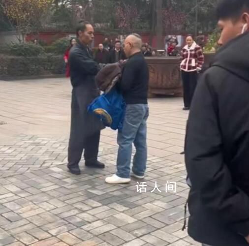 游客偷許愿池的錢遭道長呵斥 當場讓其交出來歸還回去