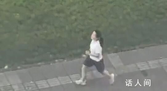 網(wǎng)友去年就在小區(qū)拍到瘦了的賈玲 原來當時就這么瘦了