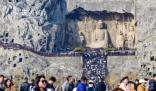龍門石窟保安柔弱無力喊麥走紅 俺們都上了8天班喊也喊不動了