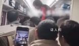 列車上乘客搭人梯“傳”小朋友如廁 為列車上愛(ài)心旅客點(diǎn)贊支持