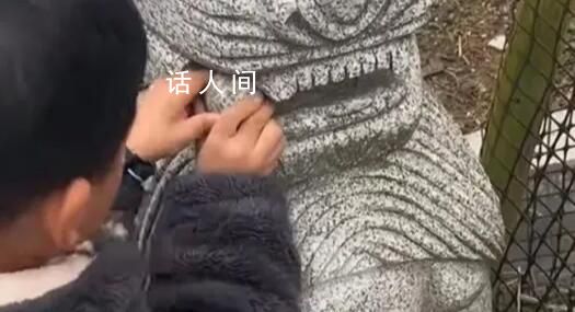 小孩從石獅嘴里拿出圓球放不回去 網(wǎng)友：逗獅子笑一下就放進(jìn)去了