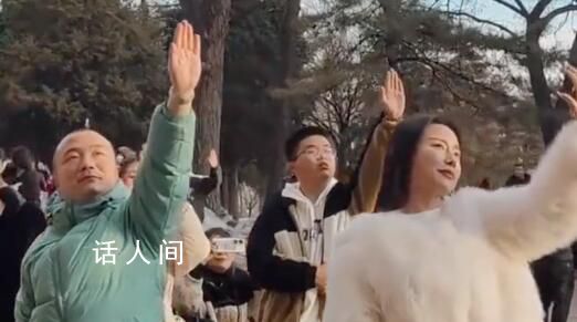 游客借位拍照與大佛擊掌吸引了大量游客參與