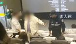 男子因看電影打呼嚕遭暴打 目前涉事男子已被警方帶走
