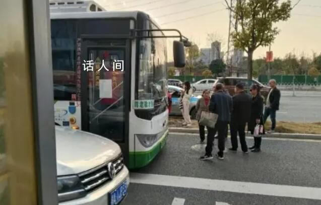 長沙一公交車不允許站立乘車 沒有座位的乘客只能繼續(xù)等待下一班車