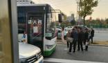 長沙一公交車不允許站立乘車 沒有座位的乘客只能繼續(xù)等待下一班車