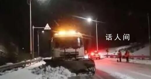 多地各部門聯(lián)動(dòng)清積雪保暢通 以雪為令晝夜不停